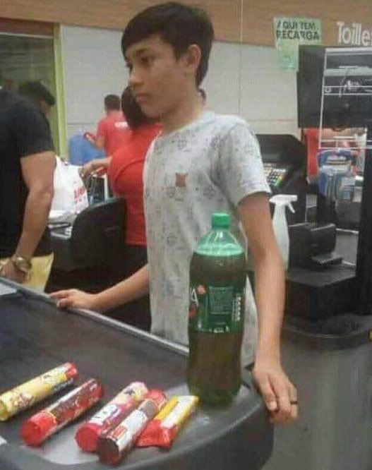 peusaantos's tweet photo. Eu na primeira vez q fui comprar algo com o cartão 

Moça : é no débito ou crédito 

Eu: ? https://t.co/hXotxd3i4s