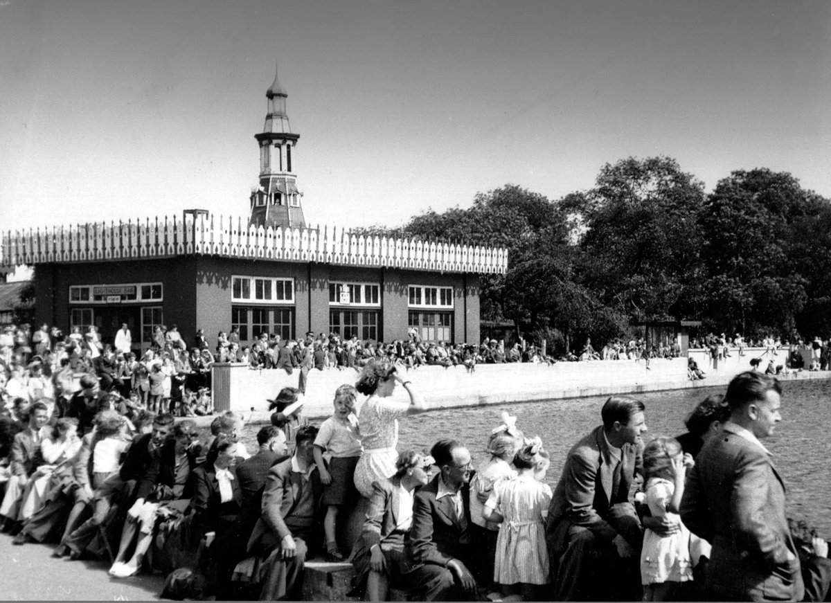 TrueNorthBooks's tweet photo. Firework Island at Belle Vue was the place to be to witness gigantic Catherine wheels whirling, figures on metal frameworks bursting into colourful life &amp; sparks showering the night sky. Find more #Manchester memories here: https://t.co/vzNFekQpO2 https://t.co/xxCrmCB8Zh