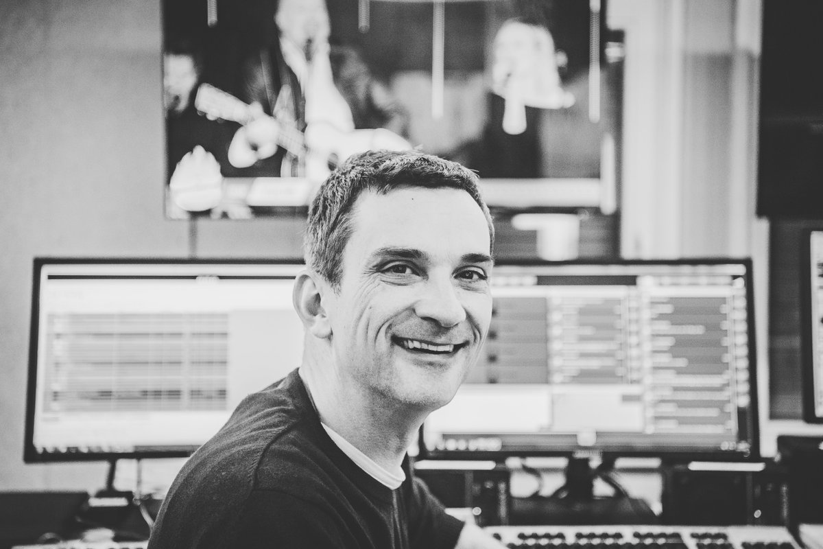 Vandaag hebben wij afscheid moeten nemen van onze Christophe Lambrecht. Hij werd 48 jaar. We kunnen dit nieuws echt niet vatten. We wensen zijn familie, zijn vrienden en al zijn trouwe luisteraars alle sterkte toe. Rust zacht, lieve vriend.