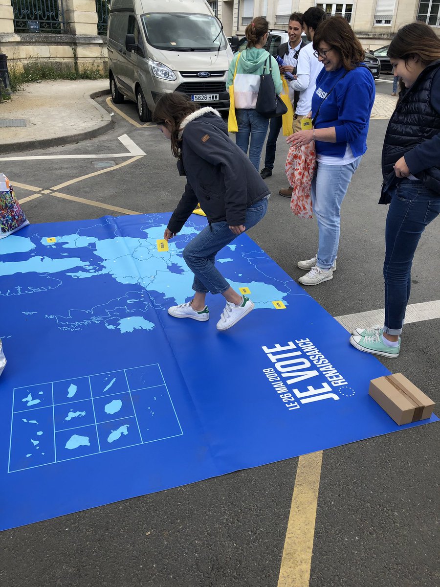 lesjem33's tweet photo. Cet après-midi Les @JeunesMacron Gironde ce sont associés au comité de Cauderan pour une session tractage devant le parc bordelais en présence du colistier @haraldbock_ @Renaissance_UE 🇪🇺 https://t.co/oCx517zipK