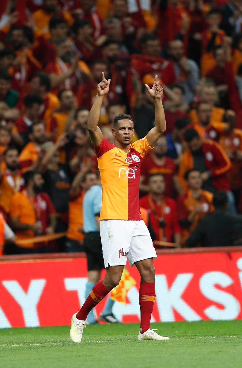 GalatasaraySK's tweet photo. 🐙 Fernando’nun ayağından bulduğumuz gol sonrası takımımızın sevinci. #GSvBJK https://t.co/eLKWY38PNq