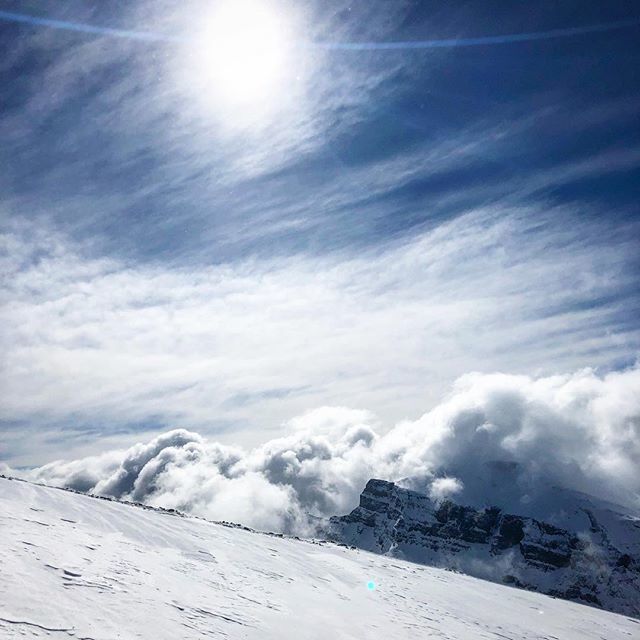 EllisFun's tweet photo. On top of the world.
Some views just leave you speechless. /#nobaddays #stillsnow #sunshineskiresort #beautifulalberta #thegreatcanadianoutdoors #downhillskiing #skiresort #downhill #skihill #sunshineskiresort #skilift #rockies #girlswhoski #cloudscapes … https://t.co/3UmESZrvnn https://t.co/b70Oa7rLVa