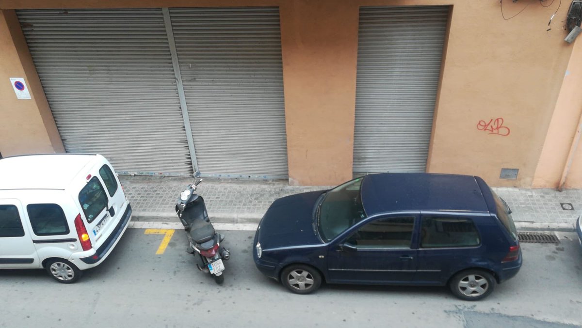 RosRodHer's tweet photo. Aquest carrer és molt estret, per tant, la vorera és molt estreta. 
gairebé no pot passar un cotxet, no parlem de cadires de rodes. 
A més a més, veiem com està aparcat el cotxe, aquesta Acció els obliga a desplaçar-se per la carretera. ❌ #sharediversitas #diversitatuoc1 https://t.co/XGchb9SmZ6