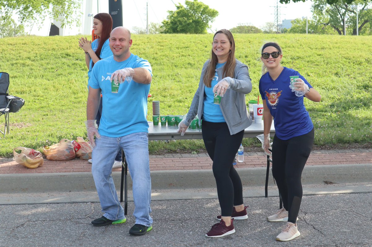 CUofAmerica's tweet photo. CUA is proud to be a sponsor of the @runpfm! Congrats to all of today’s runners (including a few of our very own) and a BIG thank you to the CUA employees who spent their morning passing out water! 👟🏅#WelcomeToFriendly #loveyourcommunity #runwithCUA https://t.co/cGm2w2r2GX