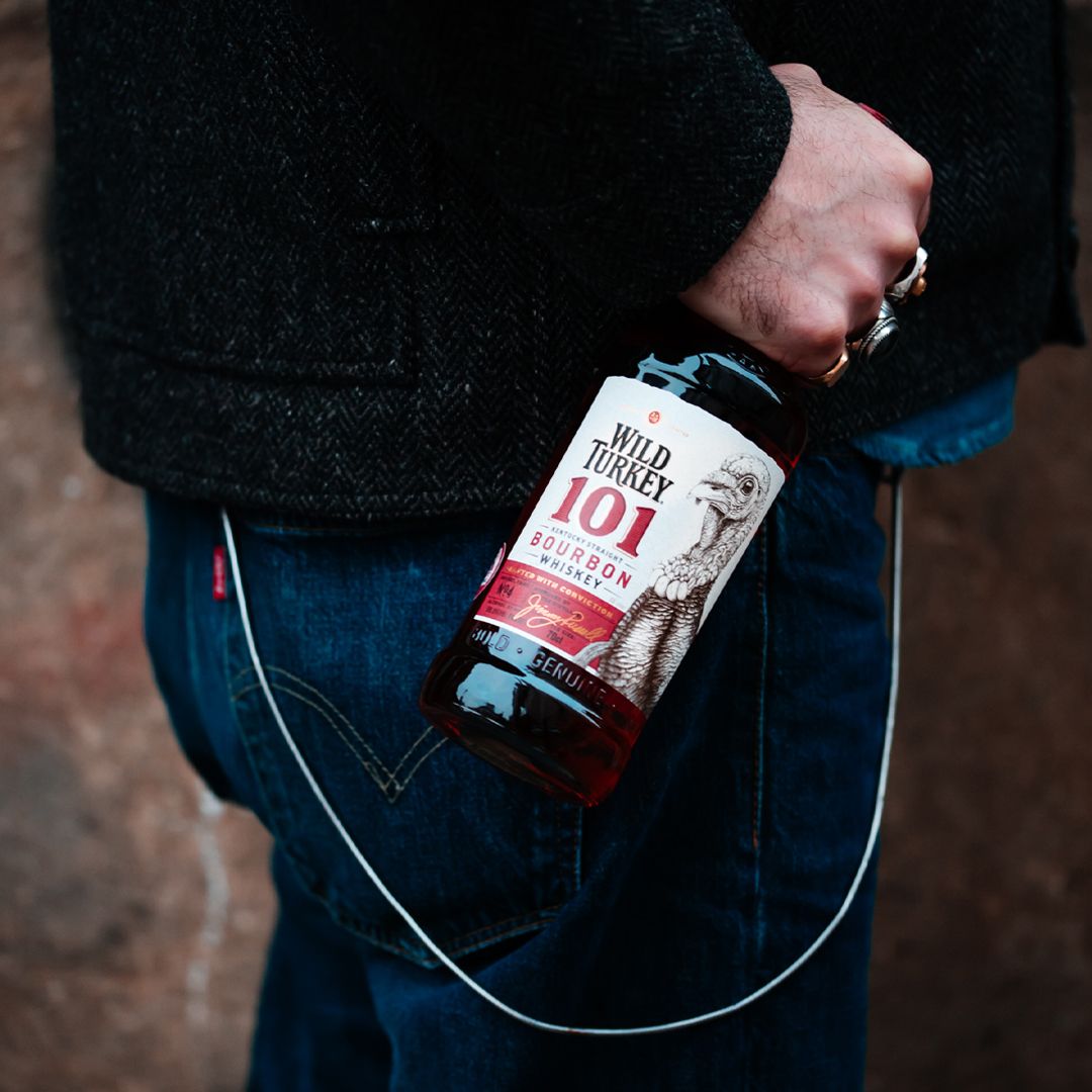 WildTurkeyUK's tweet photo. When friends say bring a bottle be bold.

#WildTurkey #Bourbon #WhiskeyTime #WhiskeyLove #AmericanWhiskey #bold #genuine #true #bankholidayweekend #Sundays #SundayDrinking #CheerstoSunday https://t.co/0B0m8lFISD