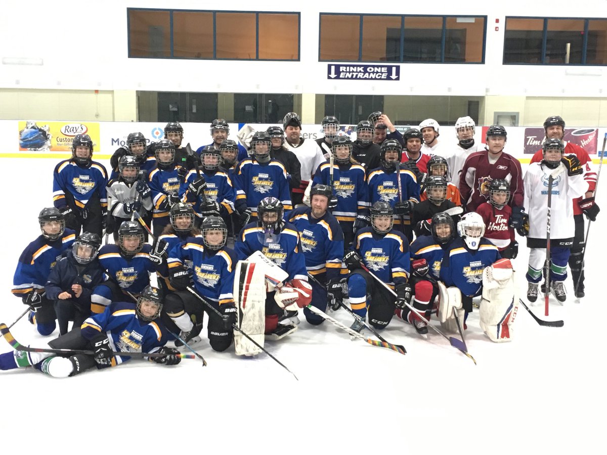AAIcebreakers's tweet photo. Cap off to a great season of hockey and new friendships! Fun player/sibling/parent game and pizza/candy party! #hockeyfamily #smilesformiles #icebreakers https://t.co/oMsnT42Uz8
