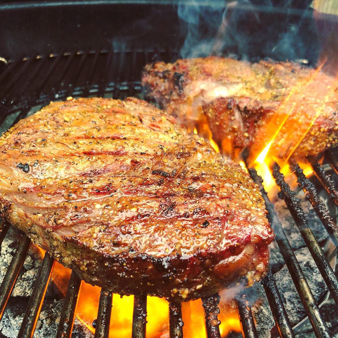 TheSmokeyCarter's tweet photo. 18oz ribeyes certainly got the spot! Reverse seared with a little oak. Used @MEATERmade to cook to the perfect temp. Served on top of rocket with gratin potatoes from @AldiUK on the side 👌. Seriously good 😋 #steak #ribeye https://t.co/mCYWSmJvbK
