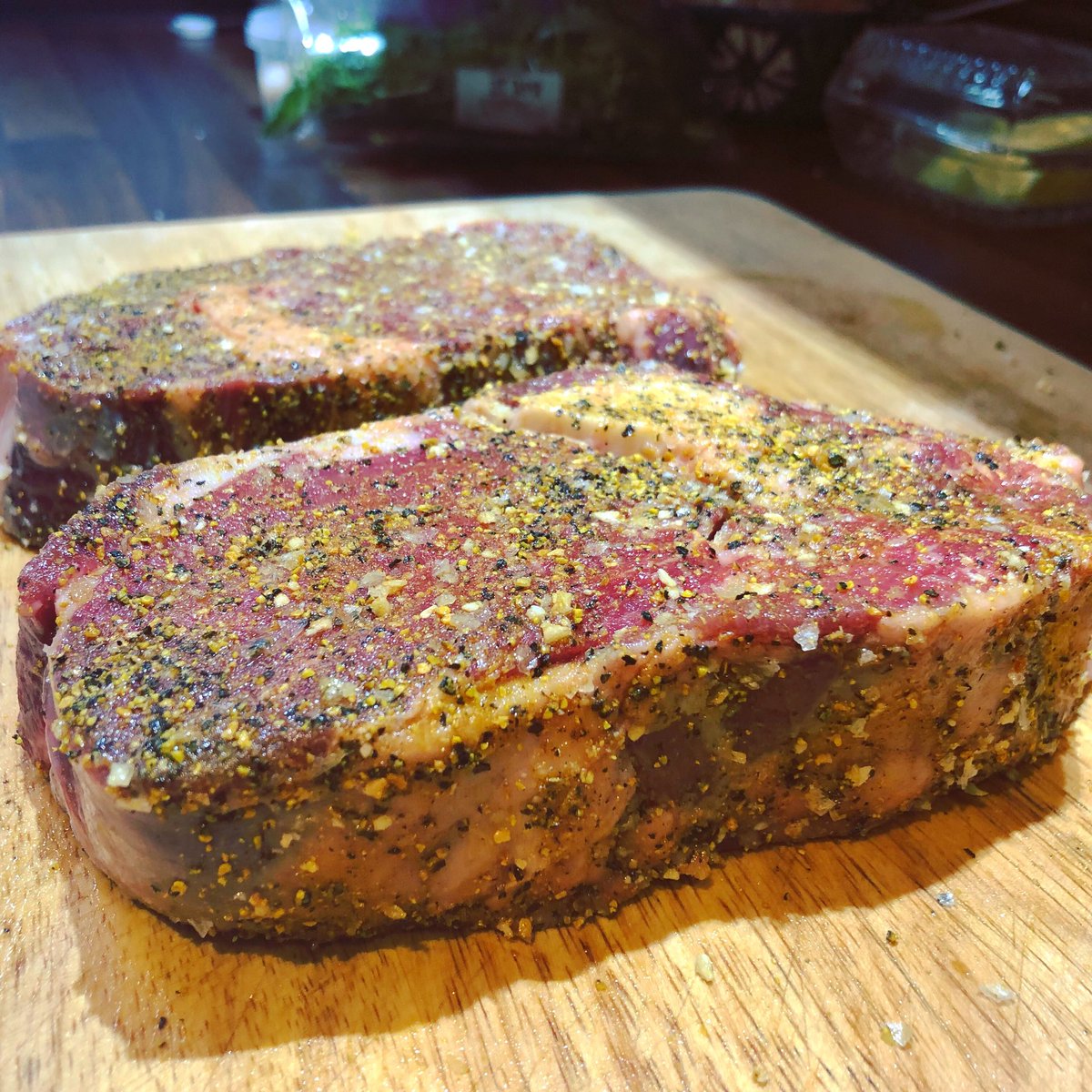 TheSmokeyCarter's tweet photo. 18oz ribeyes certainly got the spot! Reverse seared with a little oak. Used @MEATERmade to cook to the perfect temp. Served on top of rocket with gratin potatoes from @AldiUK on the side 👌. Seriously good 😋 #steak #ribeye https://t.co/mCYWSmJvbK