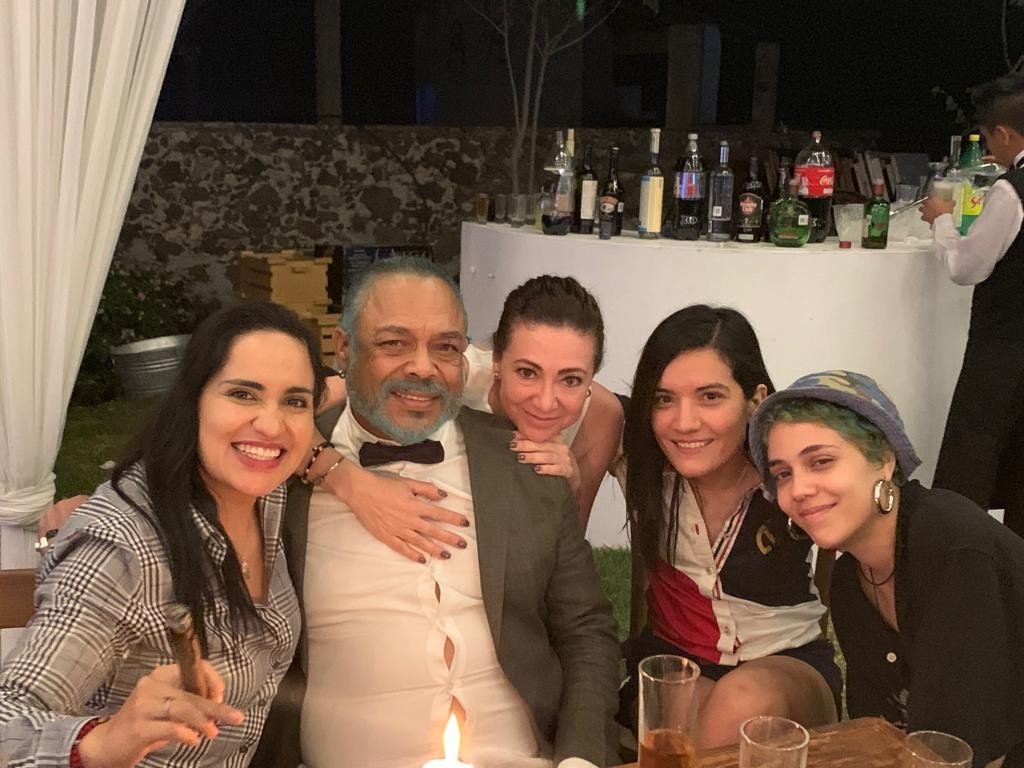 LuzCarmenRendon's tweet photo. #RandomNight #Fun #Friends #Music 🤗 https://t.co/xfUXHRfwpz