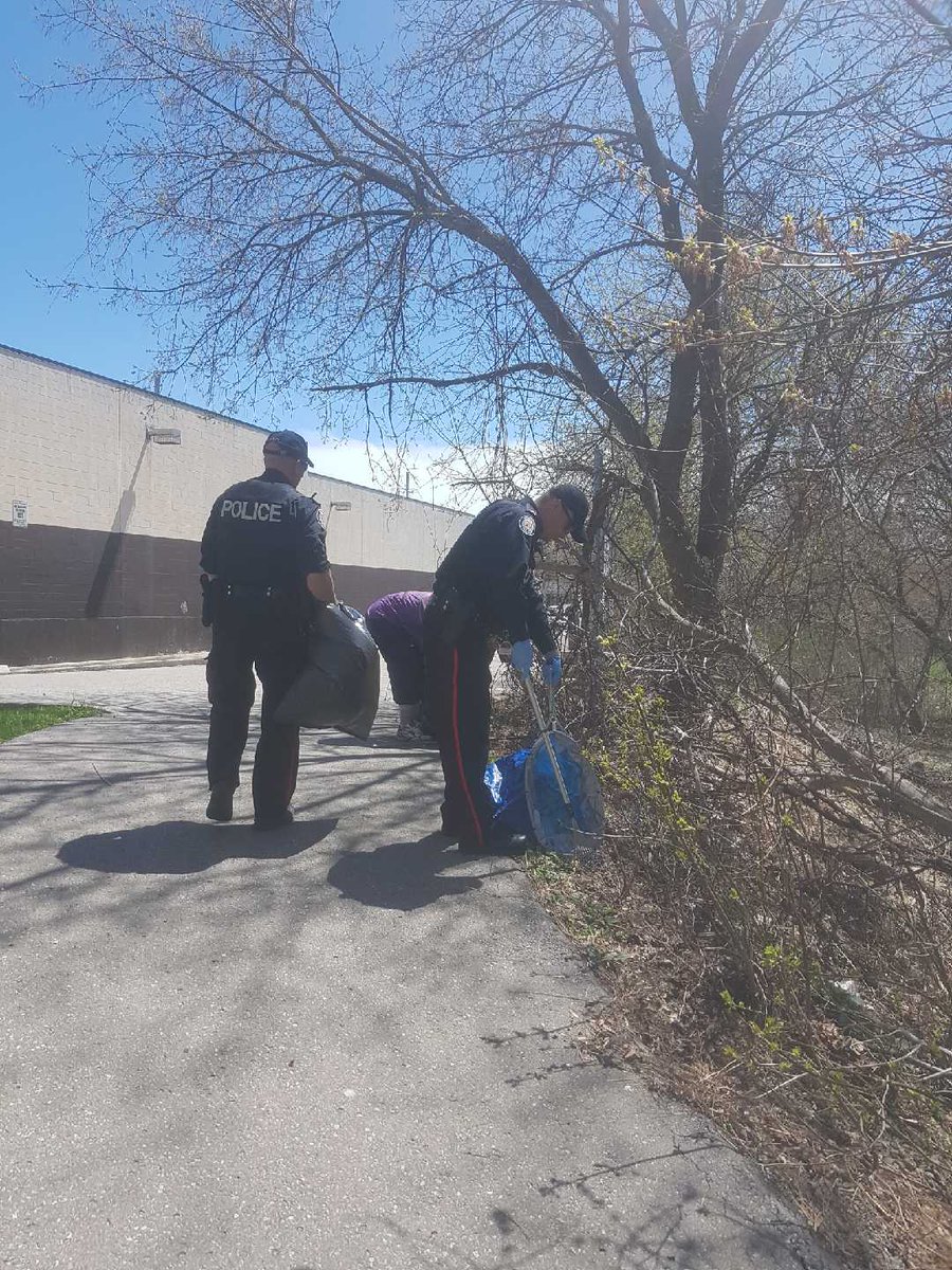 TPSForrest's tweet image. 24th Annual Farlinger Creek &amp;amp; Park clean up. This is @TPS41Div 4th year attending this event.