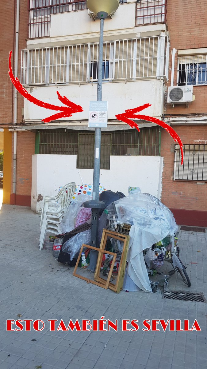 JuanmaConGatos's tweet photo. Señal de multa por valor de 120€ por no recoger los excrementos de los perros 🐶💩
Y por toda la mierda que hay debajo de la señal, ¿A cuánto asciende la multa? @Ayto_Sevilla @RetoLipasam 
#FeriaSevilla19 
#DistritoCerroAmate https://t.co/r9iTfGf1nK