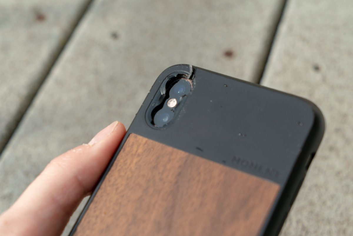 luongjason's tweet photo. @FiLMiCPro @freeflysystems Hey @moment my phone case randomly busted when I was finishing up my video. I can't use my lenses now :( https://t.co/bYtwLbBUGK