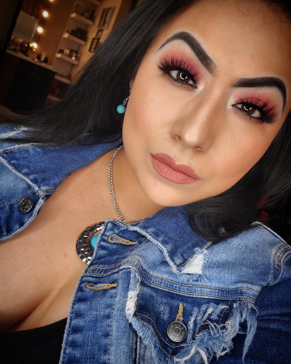 MUAmaggiem's tweet photo. ＣＯＮＦＩＤＥＮＣＥ ＬＥＶＥＬ： 
     🌸  ꜱᴇʟꜰɪᴇ ᴡɪᴛʜ ɴᴏ ꜰɪʟᴛᴇʀ🌸
#makeuplife #undiscovered #makeupartistsworldwide #maquiagem #style #muachicago #makeupideas #morphe #motd #lipstick #glam #instagram #instadaily #makeuptransformation   #photooftheday  #eyebrows https://t.co/WKhR1PPIRT