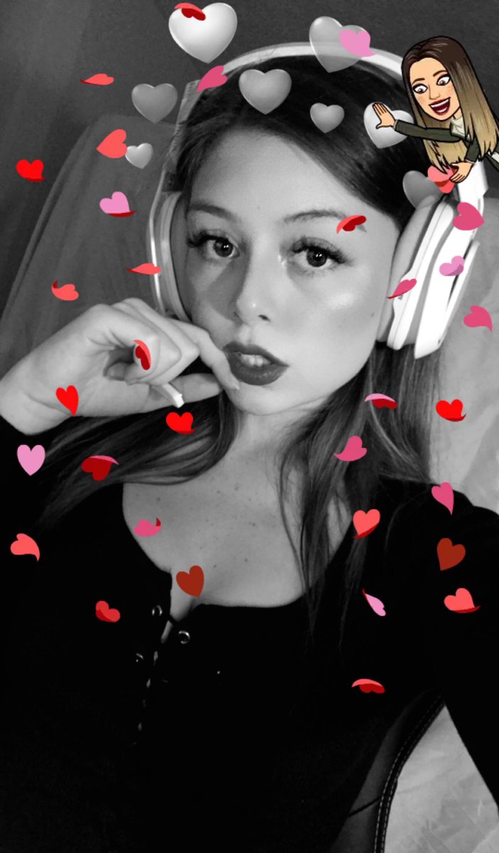 chasxmarie's tweet photo. Hi guys I’m live with some Minecraft! come chat!(: Don’t forget $25 gift card giveaway tonight! (Read twitch bio for more info) 💖
#SmallStreamerCommunity 
#SmallStreamersConnect 
#smallstreamer 
#SupportSmallStreamers
#girlgamers
@PulseGaming2019 
https://t.co/K0iEzBTJwf https://t.co/r1bAOZEXPv