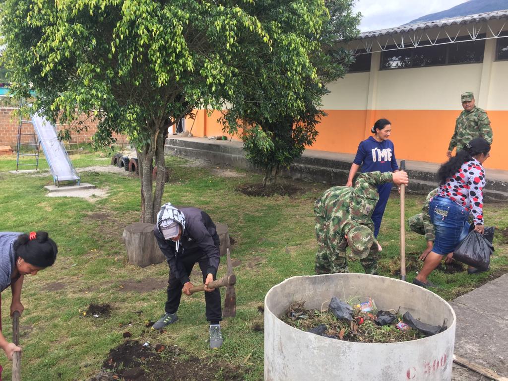 Ejercito_Div3's tweet photo. El equipo #FeEnColombia de la #Brigada23 con #BAAID3 #BAEEV20 realizó jornada de mantenimiento y adecuación de zonas verdes en Escuela Integrada de Genoy y la ICM "Francisco de la Villota", con el fin de contribuir a preservación del medio ambiente, en corregimiento Genoy #Nariño https://t.co/Q60FbQDIyG