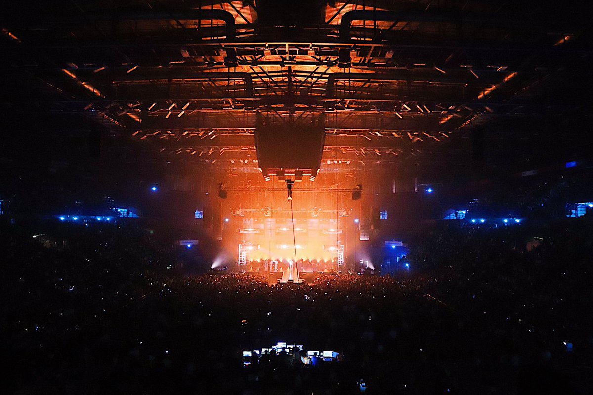 mengonimarco's tweet photo. Ce n'è bellezza, guarda bene.
#MengoniLive2019
Staff https://t.co/76XbS25ldf