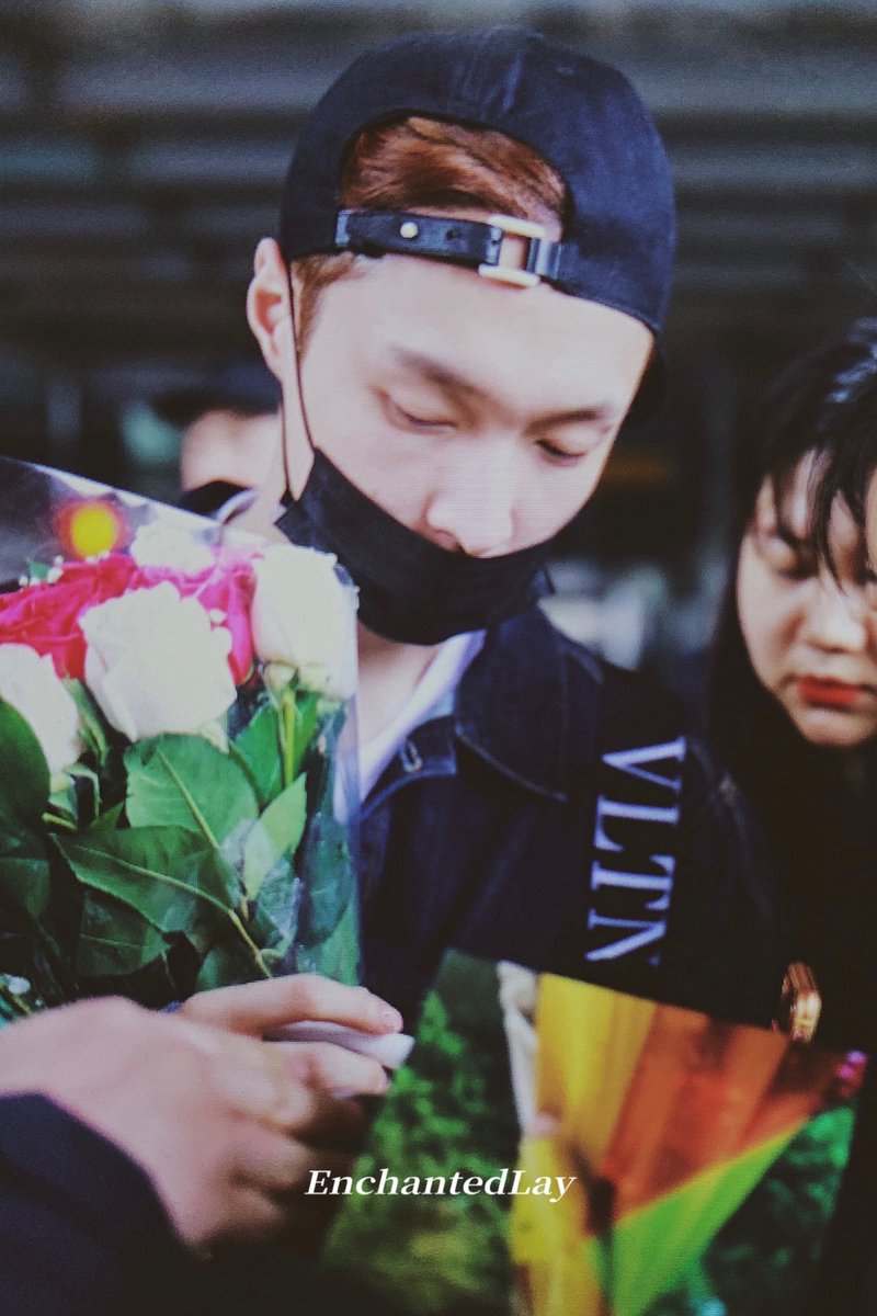 EnchantedLay's tweet image. #LayZhang 190505 JFK 🛬️@layzhang