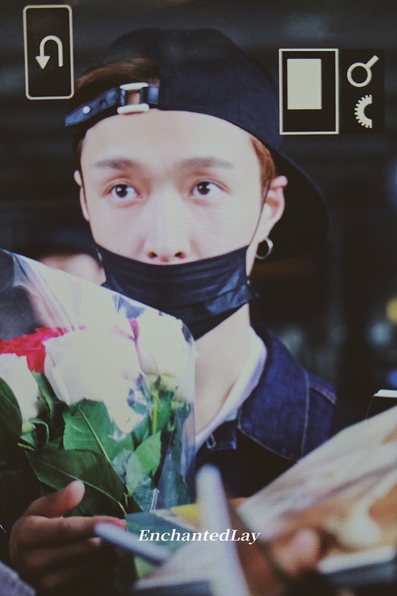 EnchantedLay's tweet image. #LayZhang 190505 JFK 🛬️@layzhang