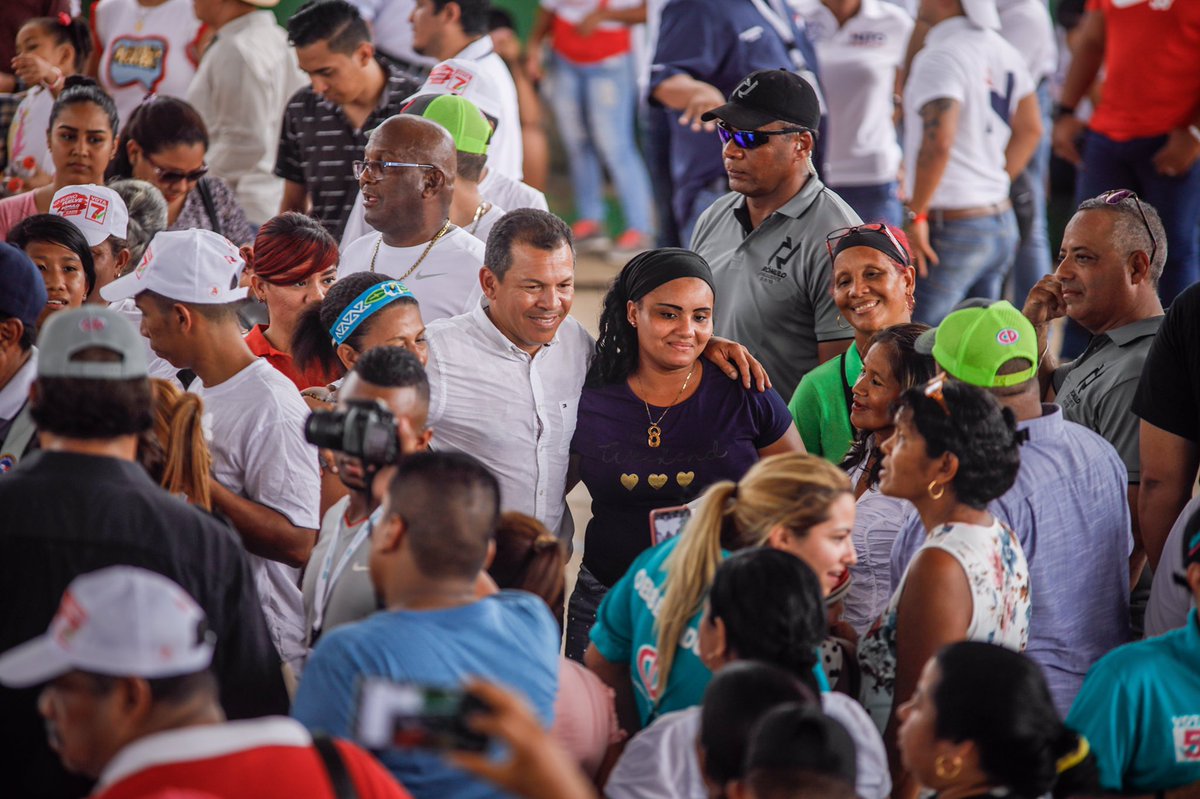 LuisCasis20's tweet photo. Su apoyo hace más fuerte este proyecto para regresarle lo bueno a Panamá. ¡Gracias por confiar en nosotros! #Vota5, aún queda una hora. #RómuloPresidente https://t.co/VzVCpvNqQw