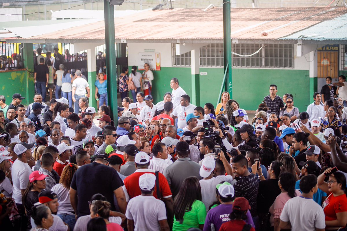 LuisCasis20's tweet photo. Su apoyo hace más fuerte este proyecto para regresarle lo bueno a Panamá. ¡Gracias por confiar en nosotros! #Vota5, aún queda una hora. #RómuloPresidente https://t.co/VzVCpvNqQw