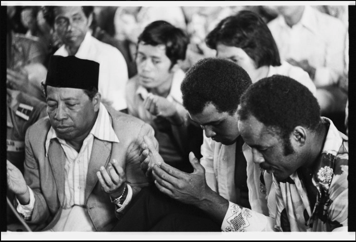 MuhammadAli's tweet photo. Self-discipline, courage, perseverance, respect and unity are all teachings of the Muslim faith. This month we are reminded to lift each other up. #MuhammadAli #WhatIStandFor https://t.co/34xCyY1vOv