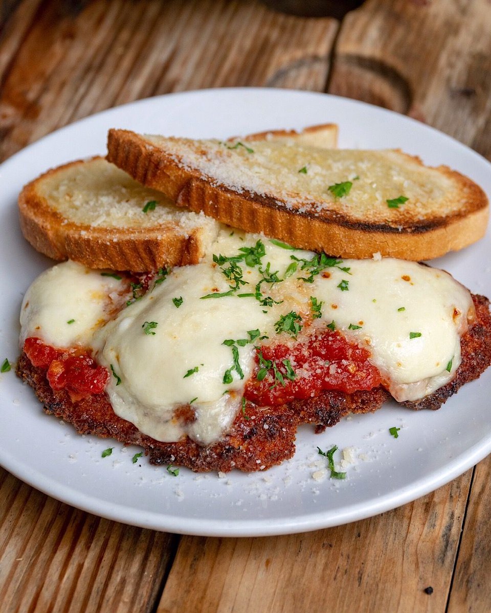 Chicken parm to share for Happy Hour, 2:30-6pm daily 🍹🍸🍷

#happyhourbites #sacramentohappyhour #sachappyhour #hookandladder #sacramento #midtownsac #eatsacramento #exploresac