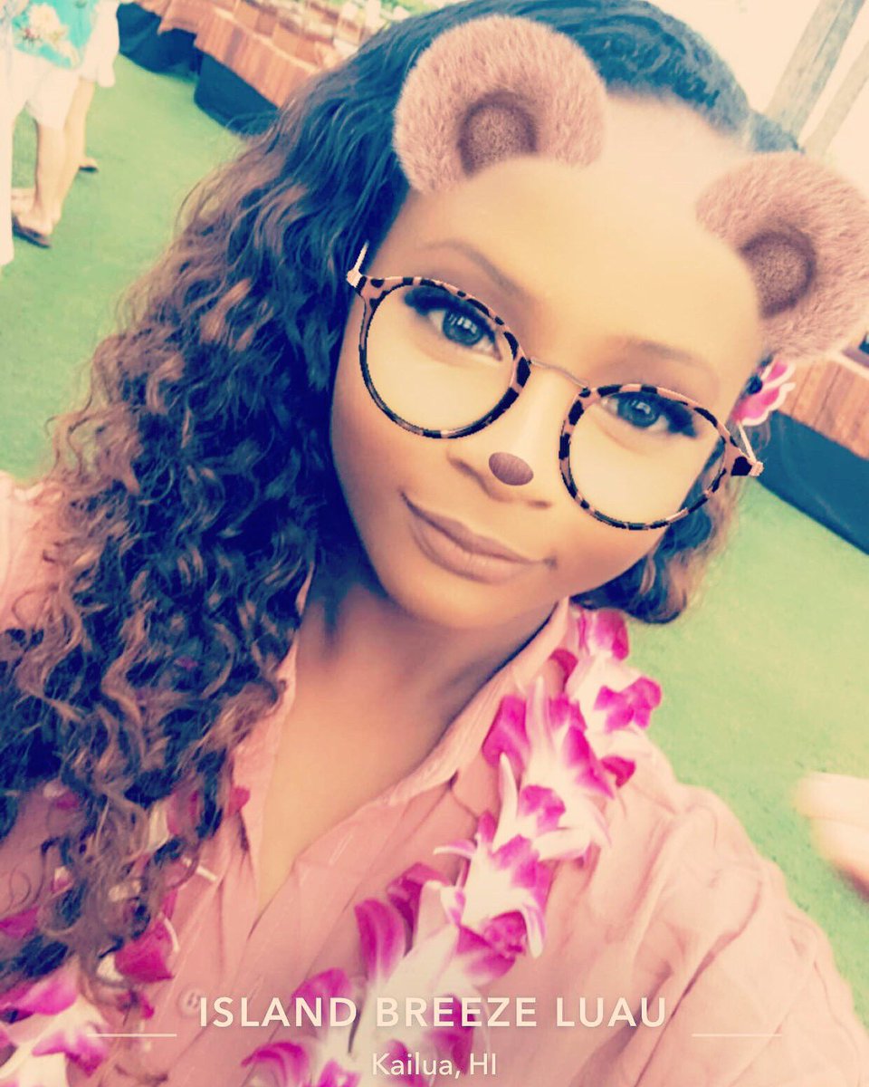 jazzisbeautiful's tweet photo. At a luau I went to in Hawaii. #bestluauever #konacoastresort #🌺 https://t.co/dIbW2QGpx2