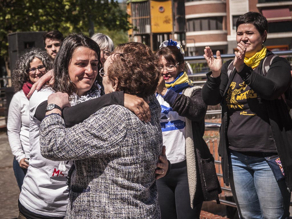 Ekinklik's tweet photo. [ARGAZKIAK] #5MEuropeAntiracist #Besarkada #Abrazada multitudinaria en Durango para combatir al neofascismo. https://t.co/21HefH5goN @AhotsaInfo @topatu_eus @MugakZabalduz @argia @pasealeku @halabedi https://t.co/ymNJtLRcgT