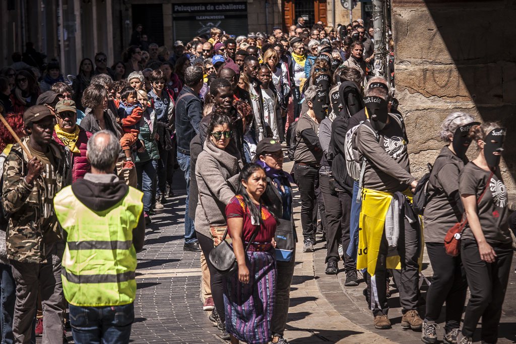 Ekinklik's tweet photo. [ARGAZKIAK] #5MEuropeAntiracist #Besarkada #Abrazada multitudinaria en Durango para combatir al neofascismo. https://t.co/21HefH5goN @AhotsaInfo @topatu_eus @MugakZabalduz @argia @pasealeku @halabedi https://t.co/ymNJtLRcgT