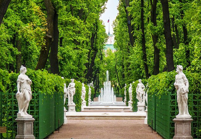 InsidersRussian's tweet photo. 👉 The Summer Garden is a park ensemble established in XVIII century &amp; located in the very center of St Petersburg 
👉 It was laid out in 1704, just 1 year after the city was founded
👉 There are more than 250 marble sculptures in the park 
#saintpetersburg #traveltorussia https://t.co/Zt1F7F6YYX