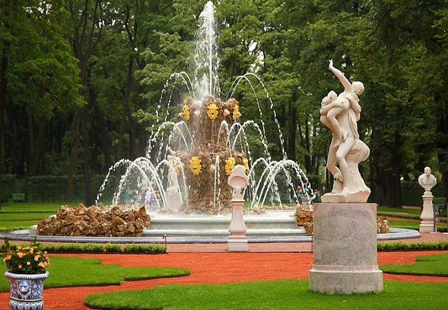 InsidersRussian's tweet photo. 👉 The Summer Garden is a park ensemble established in XVIII century &amp; located in the very center of St Petersburg 
👉 It was laid out in 1704, just 1 year after the city was founded
👉 There are more than 250 marble sculptures in the park 
#saintpetersburg #traveltorussia https://t.co/Zt1F7F6YYX