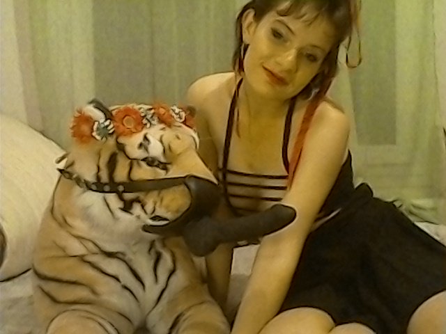CoralyLeone's tweet photo. Petite pause sur @Cam4_FR pour pouvoir mieux me consacrer à mon enseignement d'assistante auprès du Docteur Tiger! 
Mais je reviens bientôt ! 

#schoolgirl #tiger #assistante #workinghard https://t.co/t6Tlutj55T