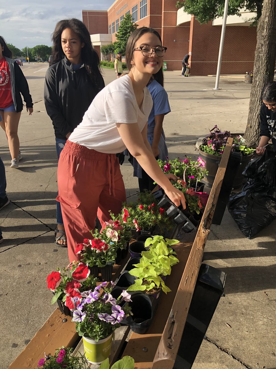 What a lovely morning it was to plant flowers with Principal Hadley! Thank you to all the members who came out!! #itsbetterattheridge 🌸🌼🌸