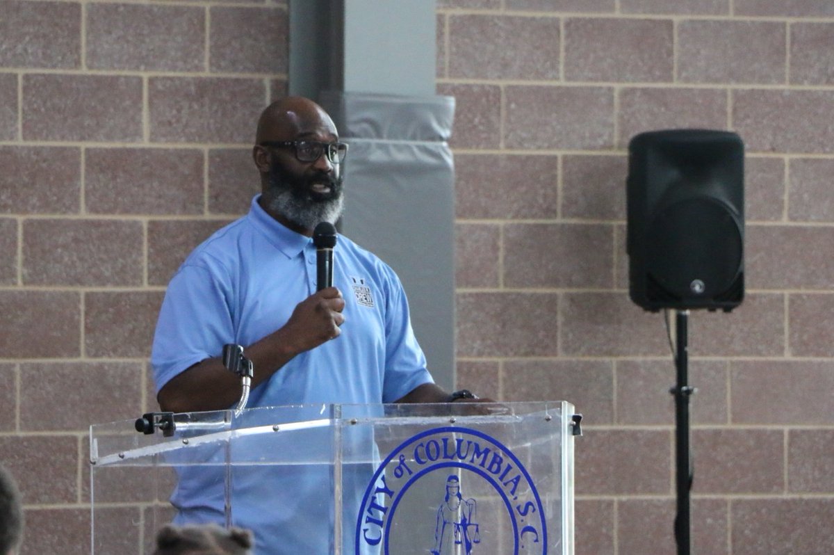 LetsMoveColaSC's tweet image. AJ with the @DrewWellnessCOC goes over all of the wellness center's amenities.  #letsmovecolumbia