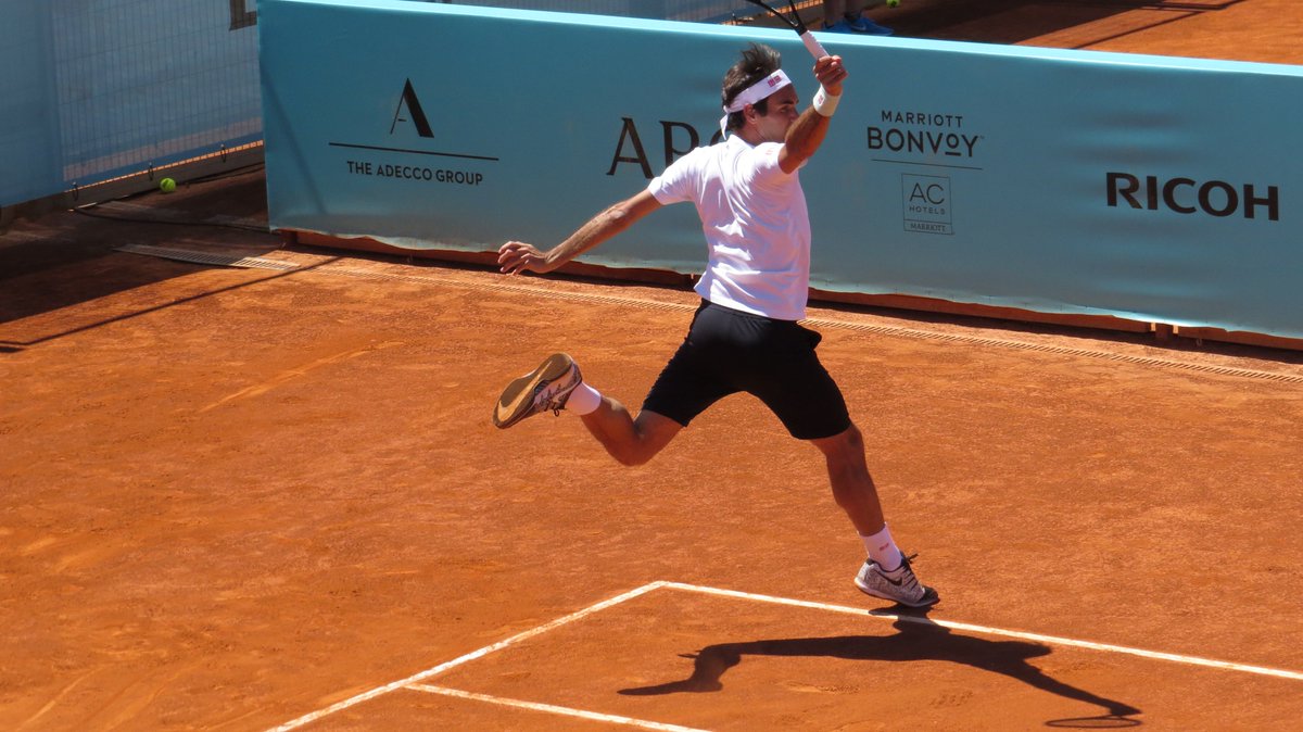 cor1109's tweet photo. Flying Roger 😍 @rogerfederer @MutuaMadridOpen #doublehandedbackhand #thingofbeauty https://t.co/4zcb5JNDra