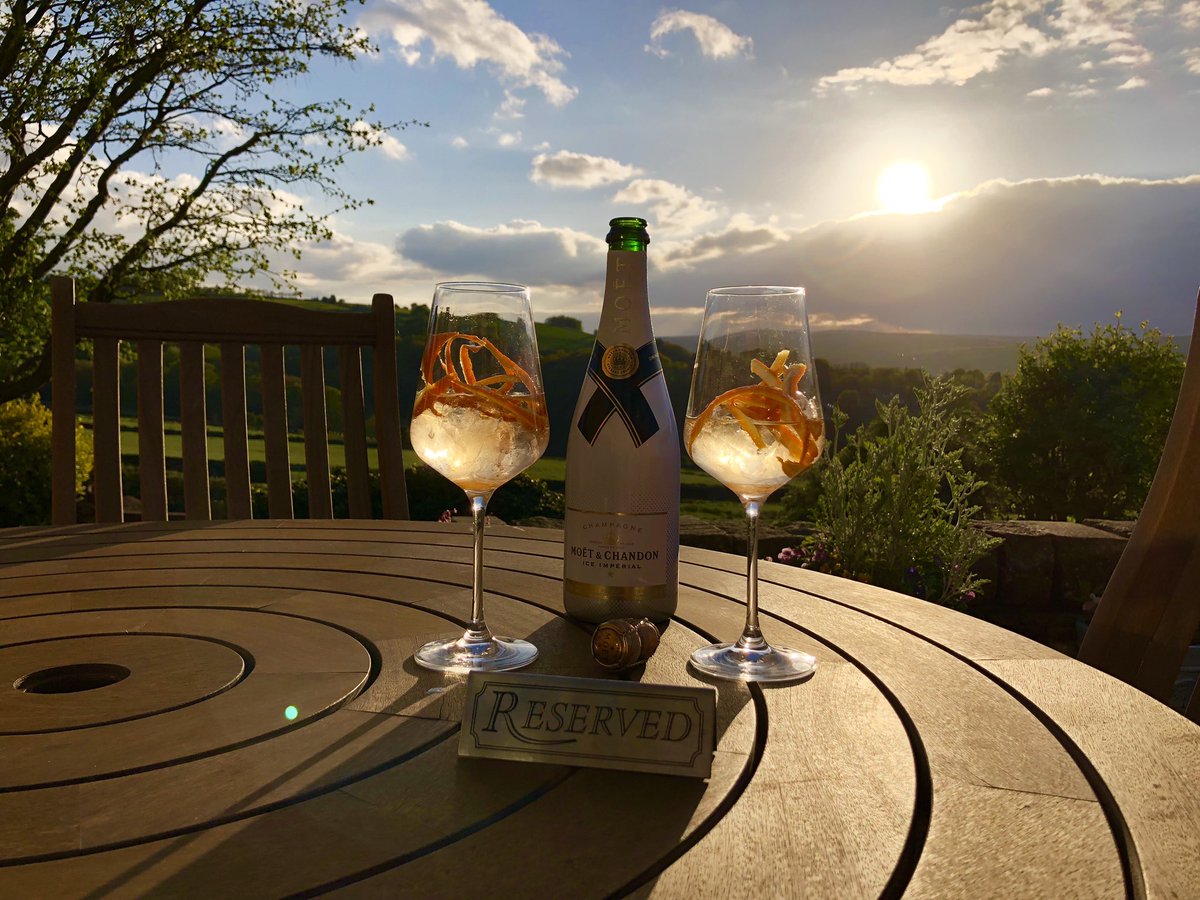 glitteryloulou's tweet photo. Happy Sunday 🍾🥂☀️ #sunset #moetice #reserved https://t.co/YQB2SKFVv1