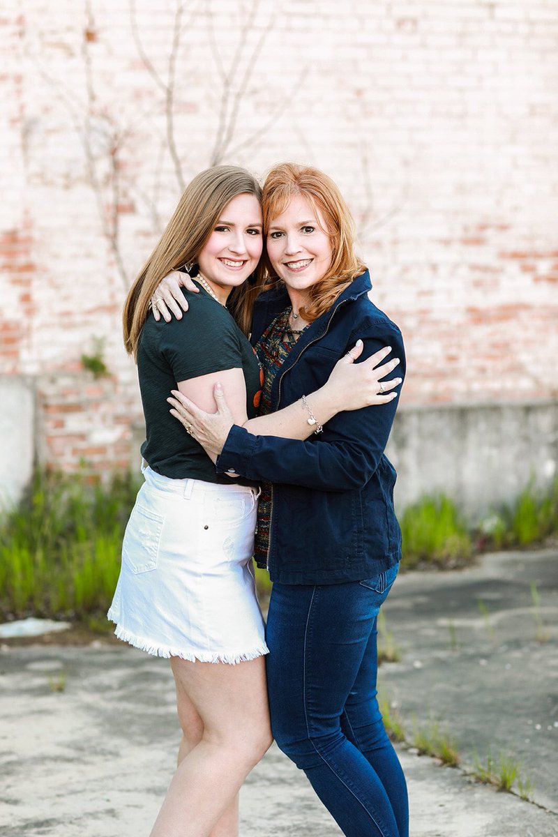 mikayla_doty's tweet photo. momma I’m almost done 🎓 #SeniorSunday https://t.co/U1vFshcDso