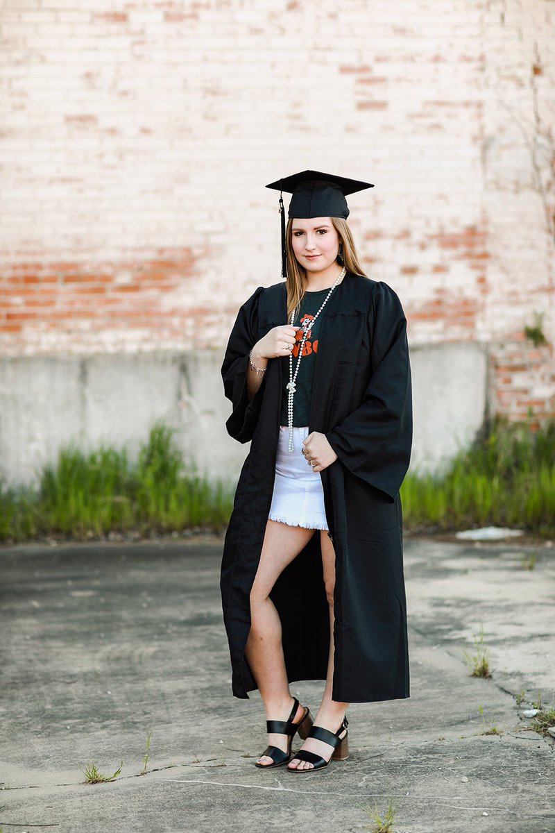mikayla_doty's tweet photo. momma I’m almost done 🎓 #SeniorSunday https://t.co/U1vFshcDso