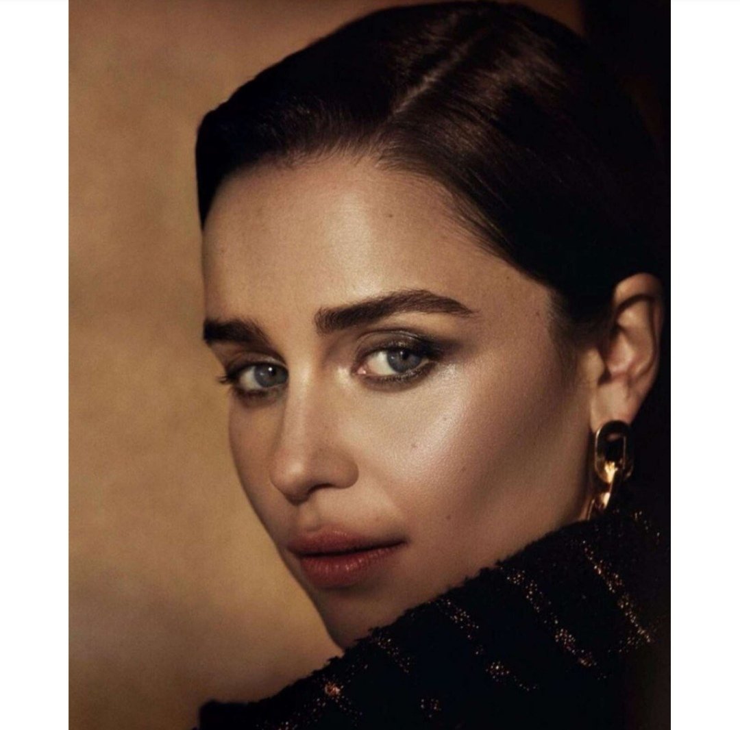 todoincluidoof's tweet photo. #ConEstiloIncluido 👑
Hoy es #DominGoT y @emiliaclarke la madre de los dragones en #GameOfThrones es la portada de mayo de la revista @FlauntMagazine usó prendas de @bulgariOfficial y @bottegaveneta 🔥
La sesión estuvo a cargo de la fotógrafa Olivia Malone 📸 #TheLoomingIssue https://t.co/e2ysbTd1kP
