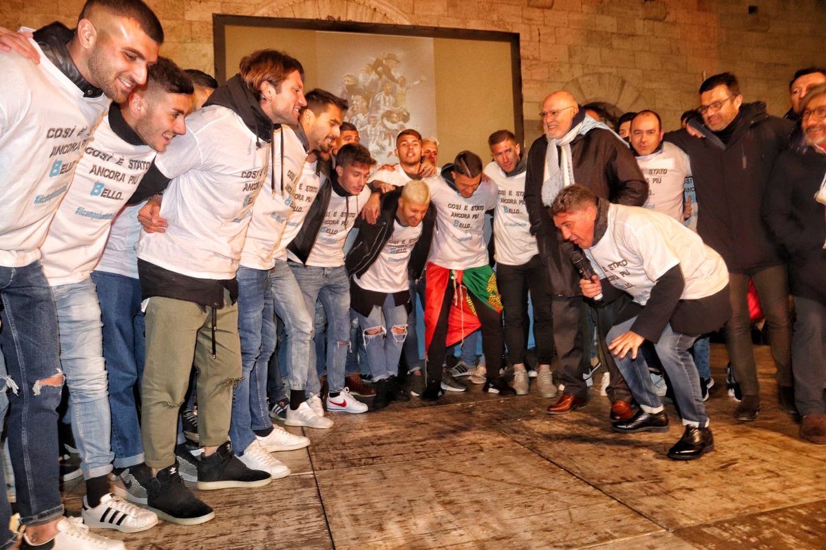 V_Entella's tweet image. Piazza Mazzini è ancora una volta biancoceleste! Alcuni scatti della festa #goodtoBback #ilcampohadettoB