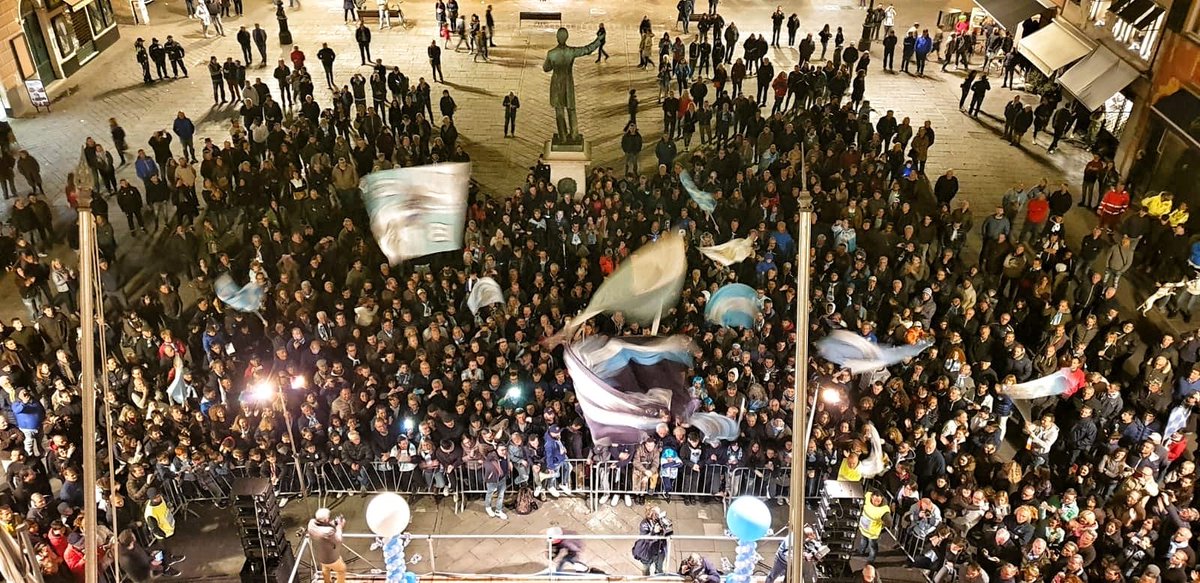 V_Entella's tweet image. Piazza Mazzini è ancora una volta biancoceleste! Alcuni scatti della festa #goodtoBback #ilcampohadettoB