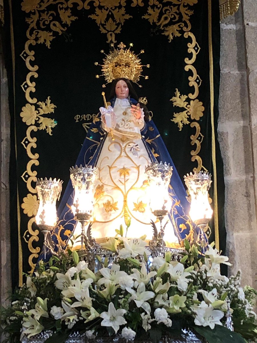 Manto azul para el tercer día de la Novena en honor a la Reina de las Vacas <a href="/VirgenVacas/">Virgen de las Vacas</a>