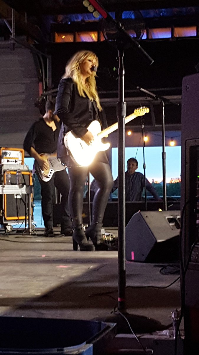 B_A_F_7's tweet photo. thanks to #CMTNextWomenOfCountryTour I got to see my first female artists these two sound even better in person! @ClareDunnMusic @CassadeePope So sad I missed @hannahgreyellis #YourWoman is a fav♥️ https://t.co/HOZVINcq5D