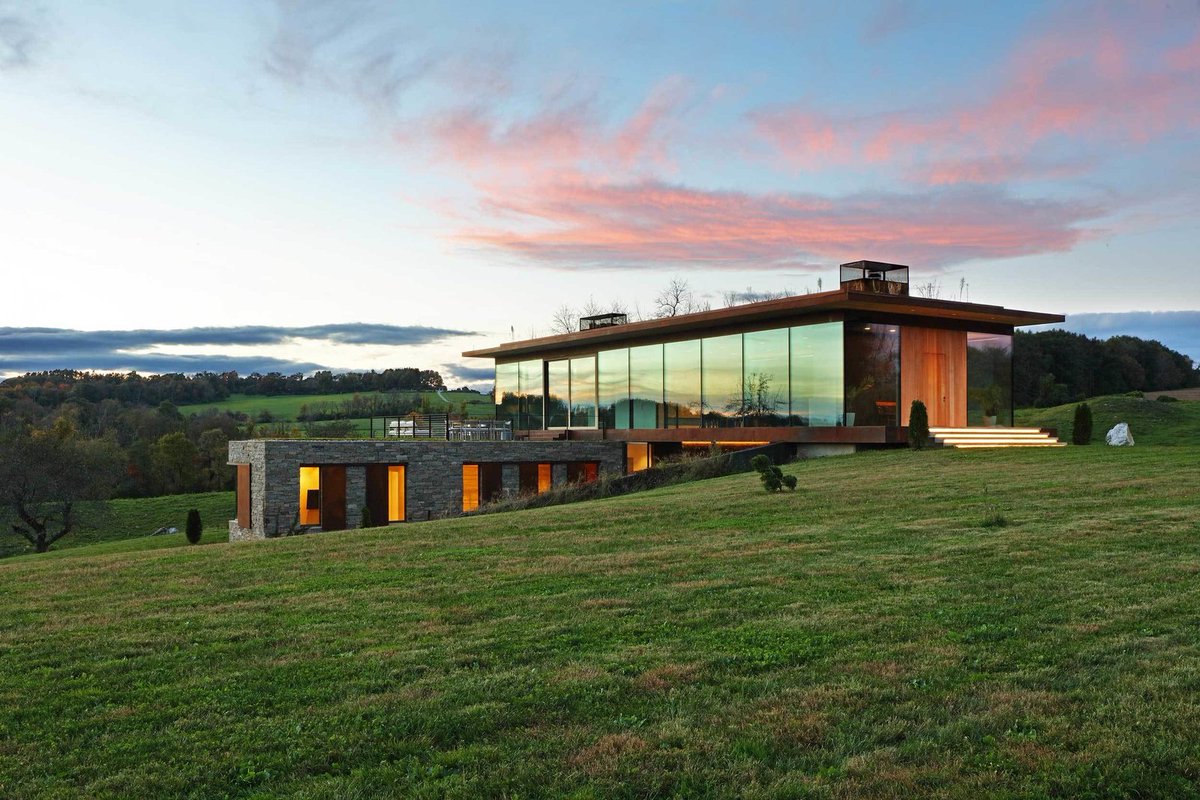 Preserving the views was the central focus of this #modern, #sustainable home.  cpix.me/a/71195906