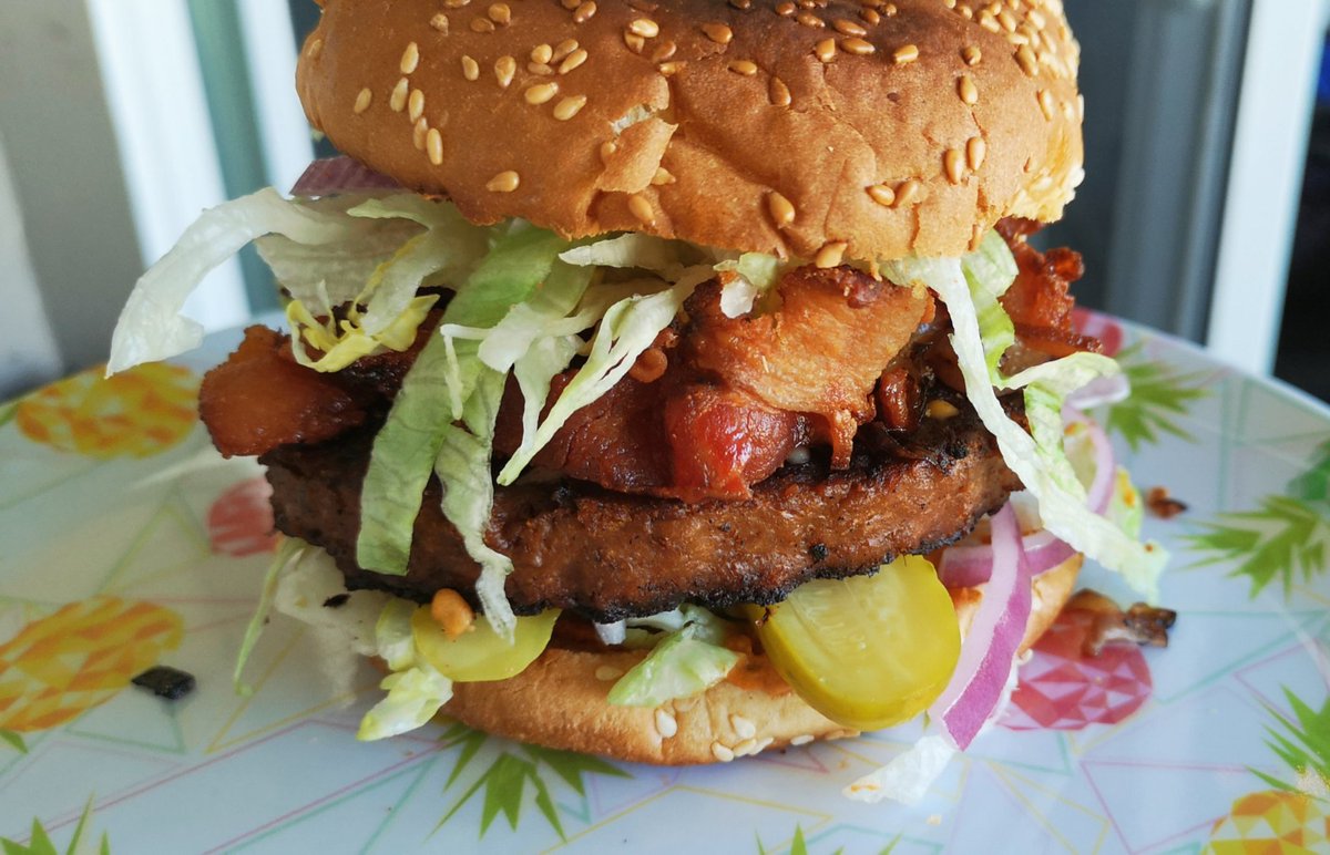 luciferforher's tweet photo. Veggie cheese burger with bacon and paprika pesto βΊοΈ LAWD #veggie #pineappleplate #pickledicks https://t.co/aIcd9PytV7