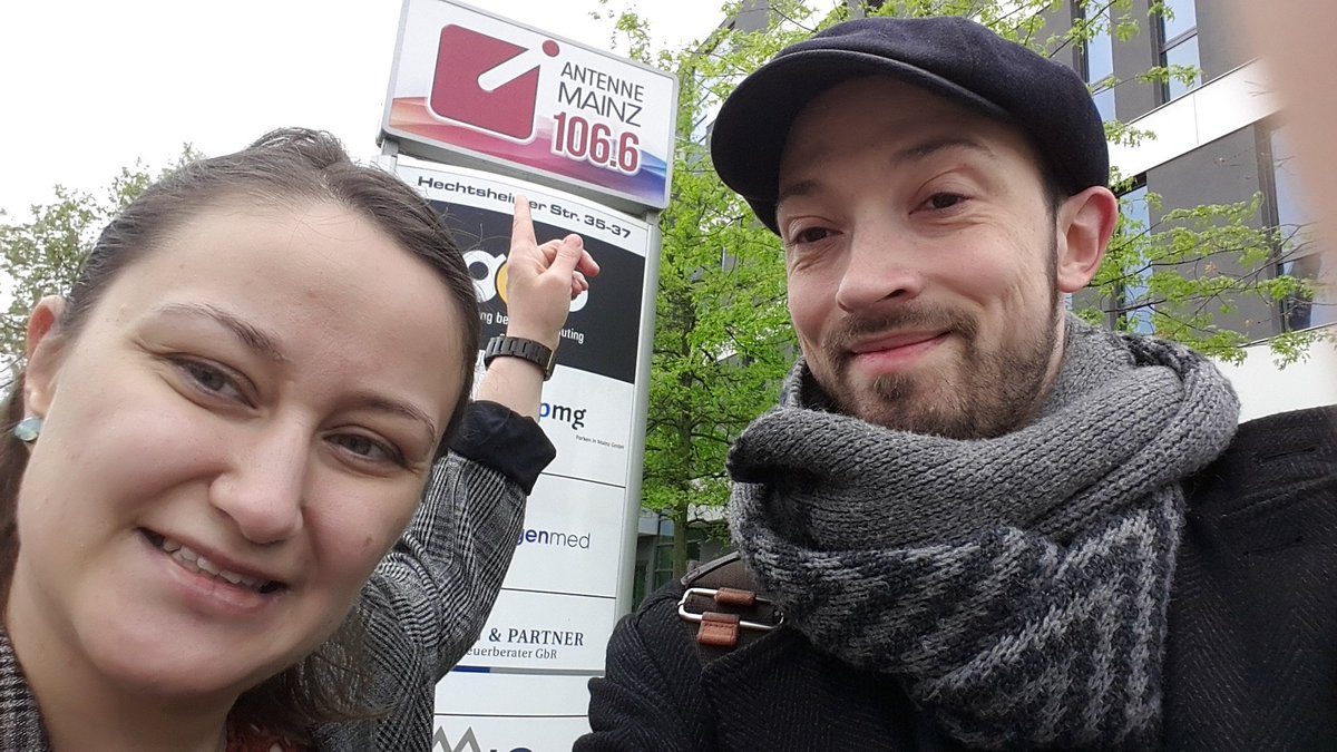 JungeBuhneMainz's tweet photo. Was macht die Junge Bühne #Mainz-#Theater-Leitung bei #Radio @AntenneMainz? In Kürze gibt's die Antwort... Dann gibt's was auf die Ohren... ;-) #mainzgefühl #mainzigartig #kultur #schauspiel #festival #Kindertheater #Highlight https://t.co/hByQxnOdSO