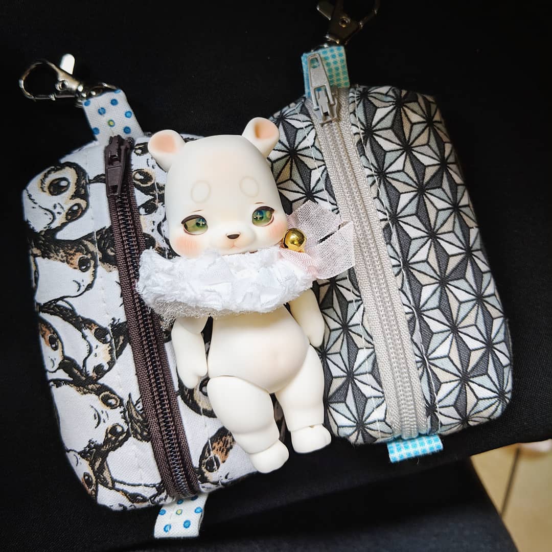 StudioMiscast's tweet photo. 121/365: 
@Cocoriang Poi appreciation post. ✨
Seriously, this will be the next doll I get.
Also, he fits perfectly in the pouches I got yesterday!
#doll #bjd #cocoriangpoi #cocoriang #polarbear #beanbear #porg #tinydoll #anthrobjd #bjdanimal https://t.co/wAvq9xlOC7