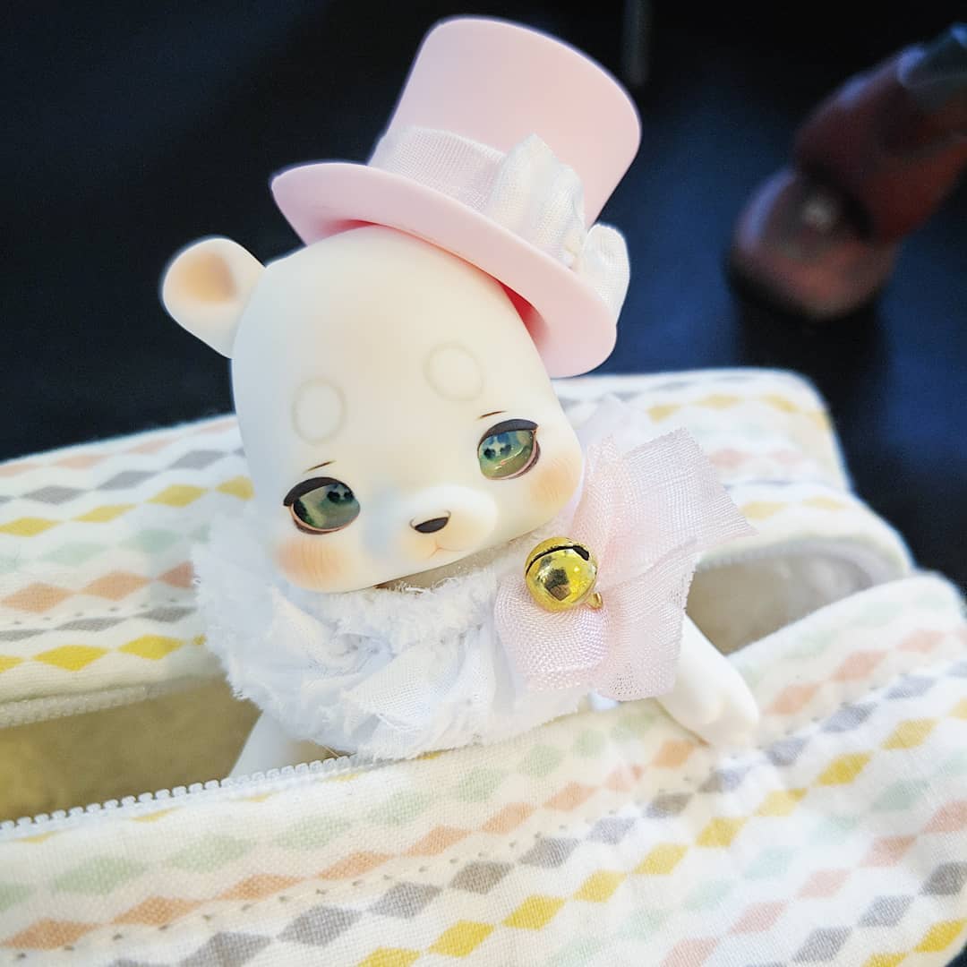 StudioMiscast's tweet photo. 121/365: 
@Cocoriang Poi appreciation post. ✨
Seriously, this will be the next doll I get.
Also, he fits perfectly in the pouches I got yesterday!
#doll #bjd #cocoriangpoi #cocoriang #polarbear #beanbear #porg #tinydoll #anthrobjd #bjdanimal https://t.co/wAvq9xlOC7