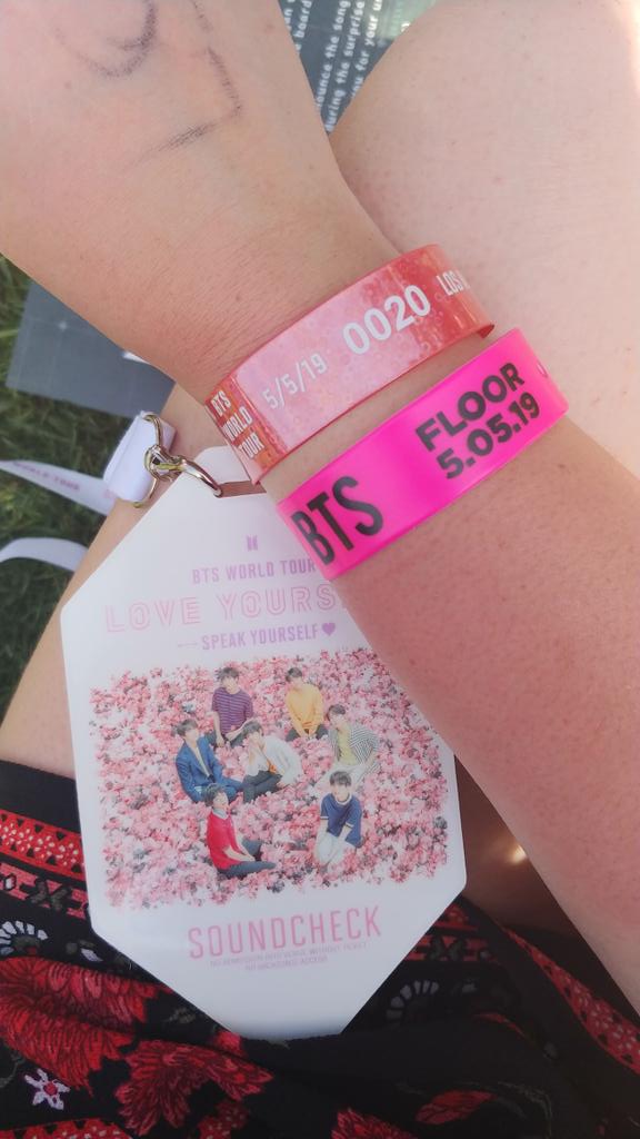 Ruby3rdGen's tweet photo. I'm so ready for this!! And dying cause its hot.....

@BTS_twt 
#SpeakYourselfTour 
#LAD2
#D2
#Soundcheck https://t.co/1rlHGusnoh