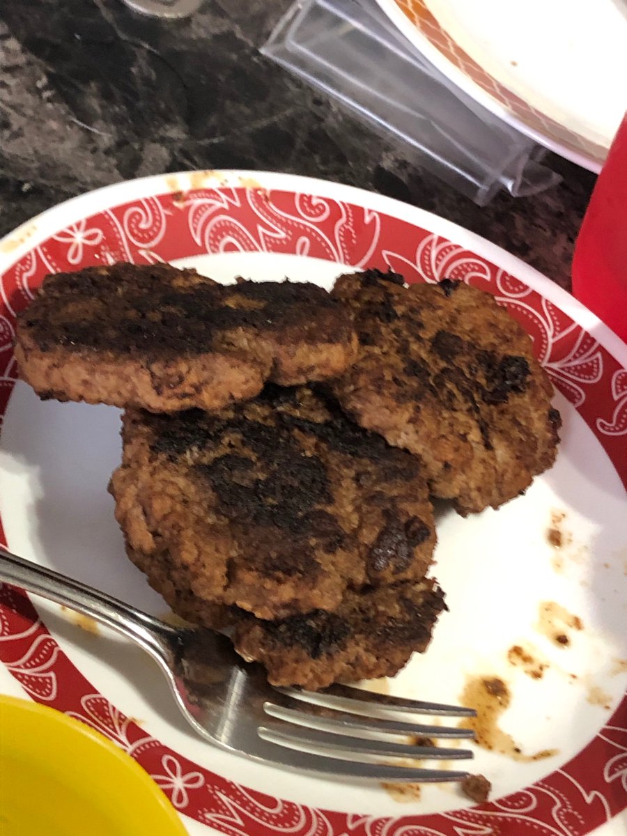 TonyMichael69's tweet photo. @GordonRamsay what do you think of my burgers I made for my family https://t.co/PnjiEb2rzf